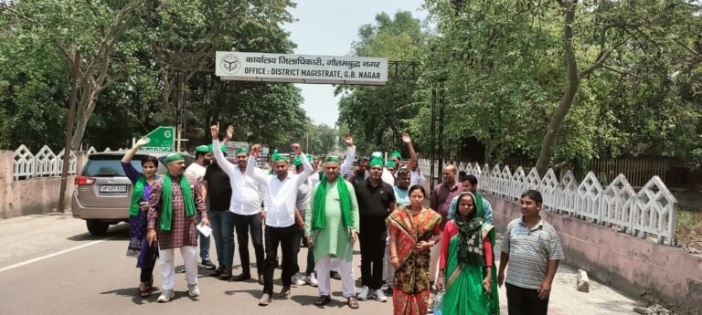 Poor laborers को न्याय दिलाने के लिए Builders के खिलाफ Bharatiya Kisan Union ने सौंपा ज्ञापन