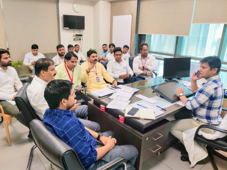 सामाजिक संगठन ने Greater Noida Authority के OSD से गांव तक सड़क बनाने की मांग हेतु की मुलाकात