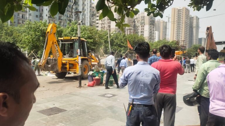 Noida Authority ने Sec-75 स्थित Golf City Plat-8 Market से अवैध दुकानों को हटाया