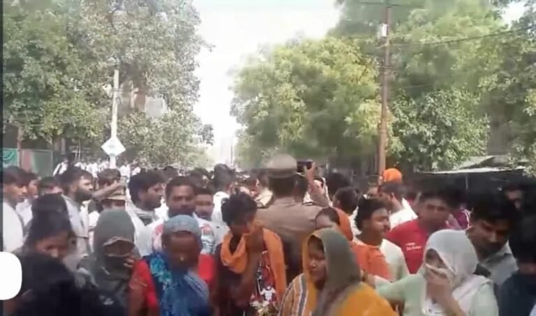 Road accident में Student की मौत, परिजनों ने किया हंगामा