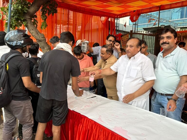 Shri Ram Mitra Mandal ने किया  शरबत वितरण