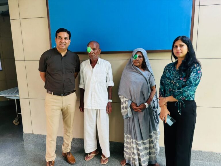 जरुरतमंदों की आंखों का ऑपरेशन करवाकर मनाई marriage anniversary