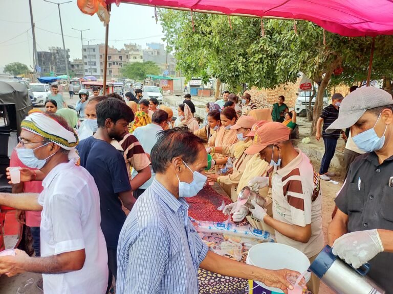 मानवता भलाई के कार्य कर रहे Dera Sacha Sauda के अनुयायी