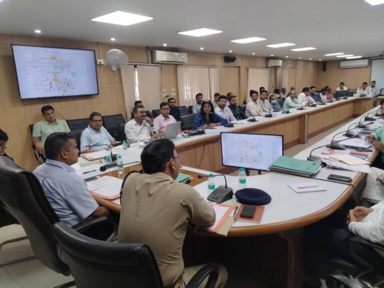 Gautam budh nagar में road accidents पर शत् प्रतिशत अंकुश लगाने एवं road accidents में मृत्यु दर को कम करने सड़क सुरक्षा समिति की महत्वपूर्ण समीक्षा बैठक