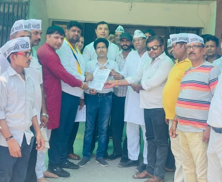 Aam Aadmi Partyके कार्यकर्ताओं ने मंगलवार को Arvind Kejriwal पर उत्पीड़न करने के विरोध में प्रदर्शन किया