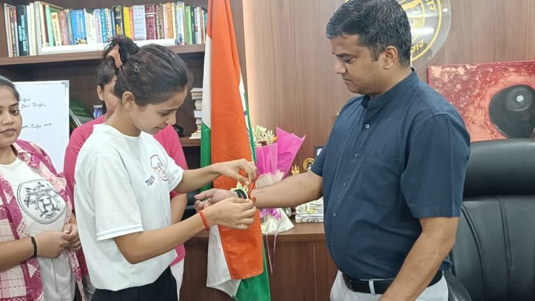 युवा शक्ति ने दिया Swadeshi  को बढ़ावा,जिलाधिकारी को बांधी राखी