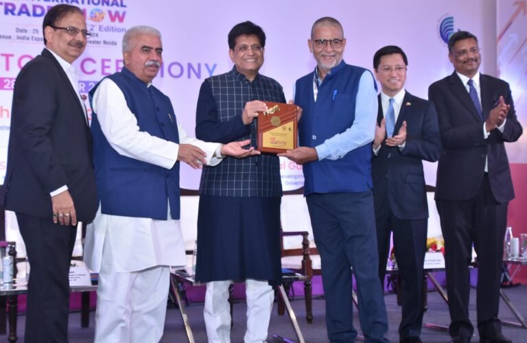 UP Trade Show के दौरान इंडिया एक्सप मार्ट ग्रेटर नोएडा में आयोजित कार्यक्रम में मुख्‍य अतिथि के रूप में आए केंद्रीय मंत्री पीयूष गोयल