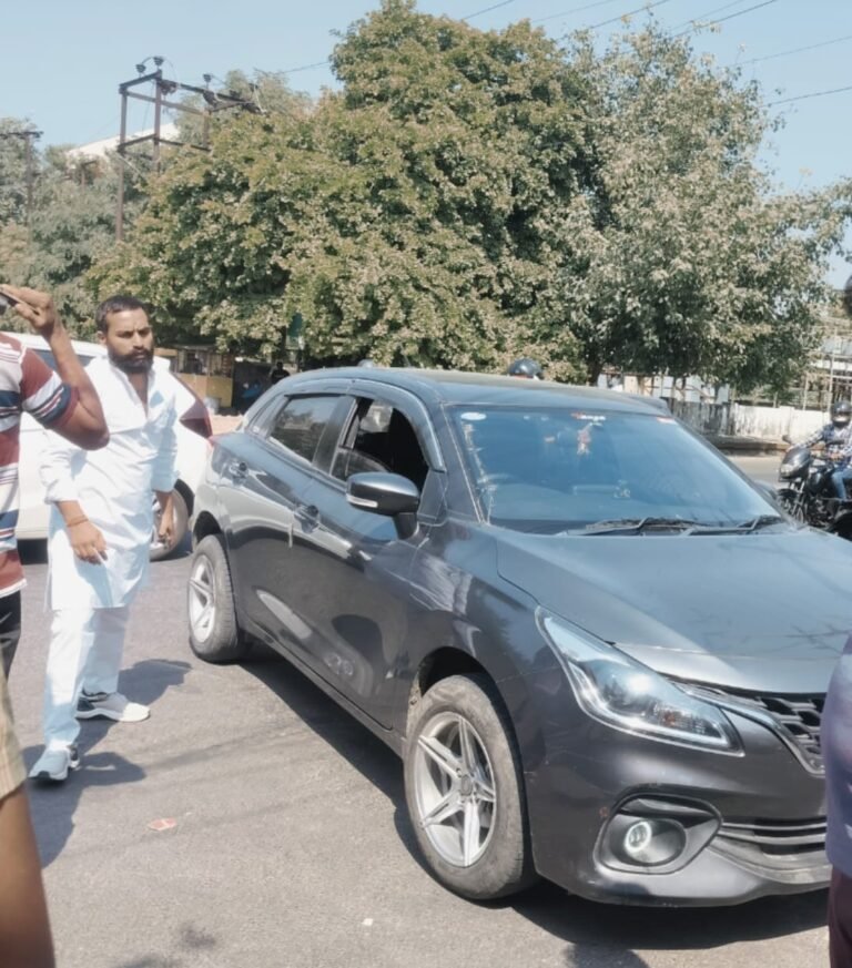 Noida जिले में जातिसूचक स्टीकर लगे वाहन धड़ल्ले से दौड़ रहे,विभाग बना मूकदर्शक