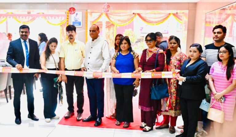Noida में नवनिर्मित कल्याण ज्वैलर्स शोरूम का उद्घाटन सुशील कुमार जैन ने किया