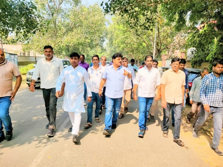 Greater Noida Authority के ओएसडी इंदु प्रकाश ने किया सेक्टर डेल्टा टू का दौरा