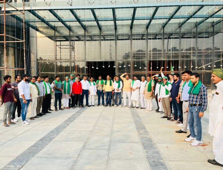 Noida सिक्का बिल्डर के दफ्तर पर भानू का धरना जारी