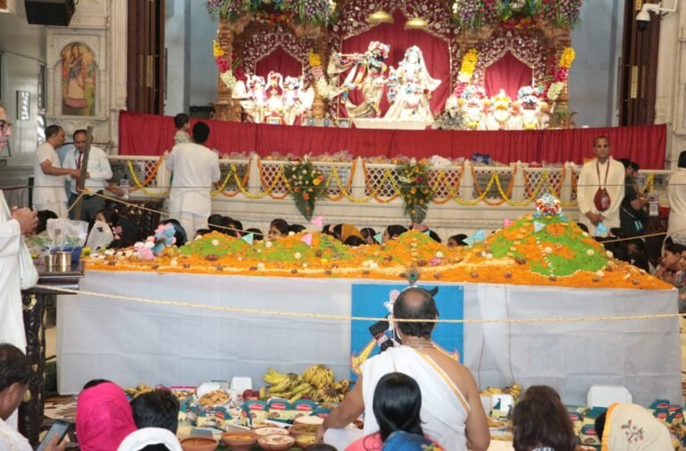 iskcon noida मन्दिर में 20 फुट लम्बे गोवर्धन पर्वत का निर्माण