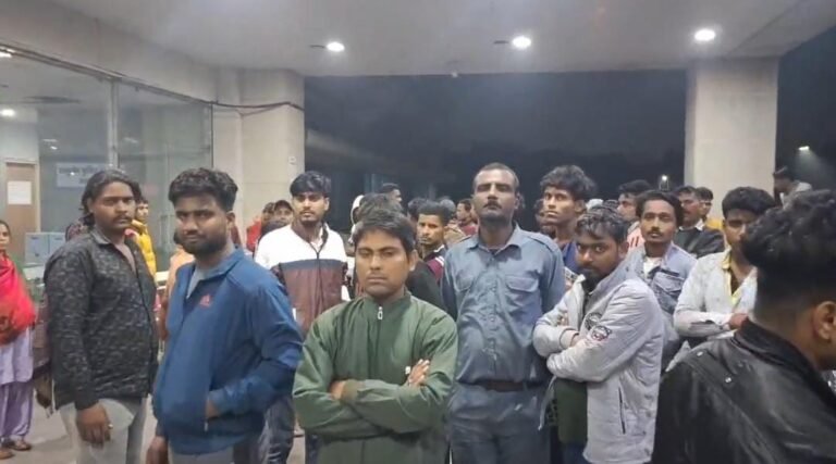 Noida कर्ज में डूबे युवक ने की आत्महत्या परिजनों ने किया हंगामा