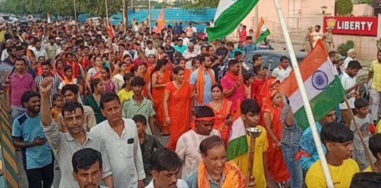 Noida बांग्लादेश में चिन्मय कृष्ण दास की रिहाई व हिंदुओं पर हो रहे अत्याचार के खिलाफ प्रदर्शन