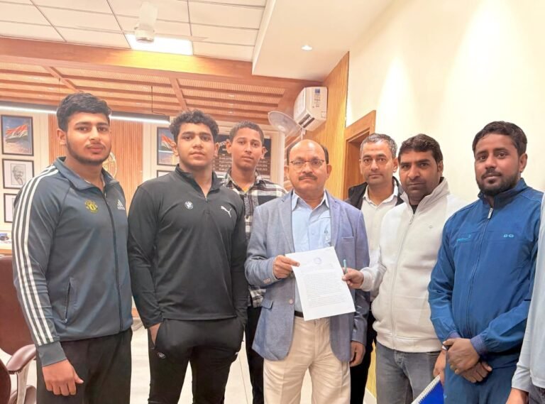 Noida भूमाफियाओं से खेल मैदान को बचाने के लिए एडीएम से मिले खिलाड़ी