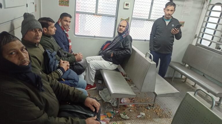 Dankaur से प्रातः 7:00 बजे चलने वाली अड्डा शकूरबस्ती ट्रेन में गंदगी का अंबार