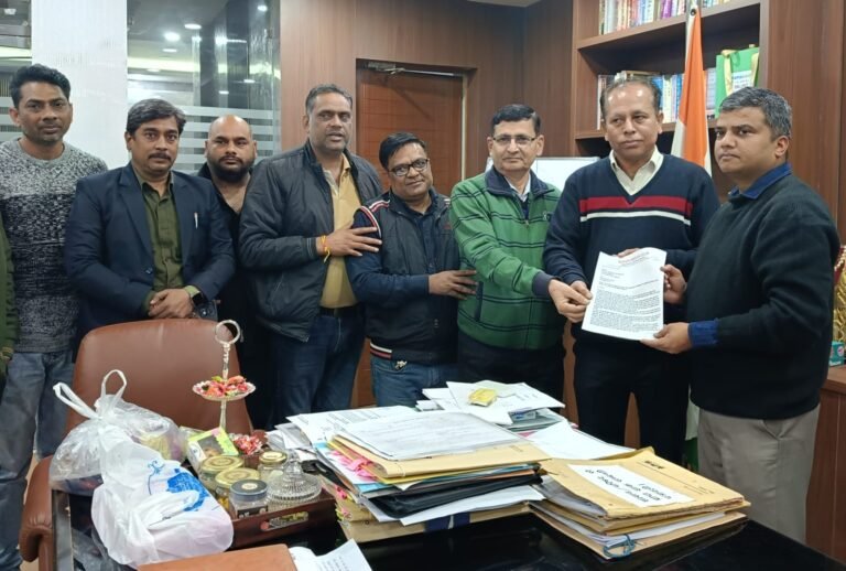 Noida पत्रकारों ने सौपा जिलाधिकारी मनीष वर्मा को ज्ञापन
