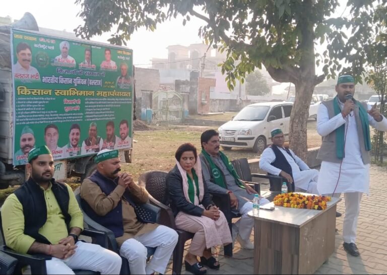 किसान स्वाभिमान महापंचायत में आने के लिए किसानों से किया जनसम्पर्क