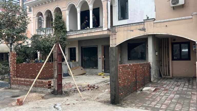 Greater noida  में  Amrapali laser valley society में अतिक्रमण चरम पर है