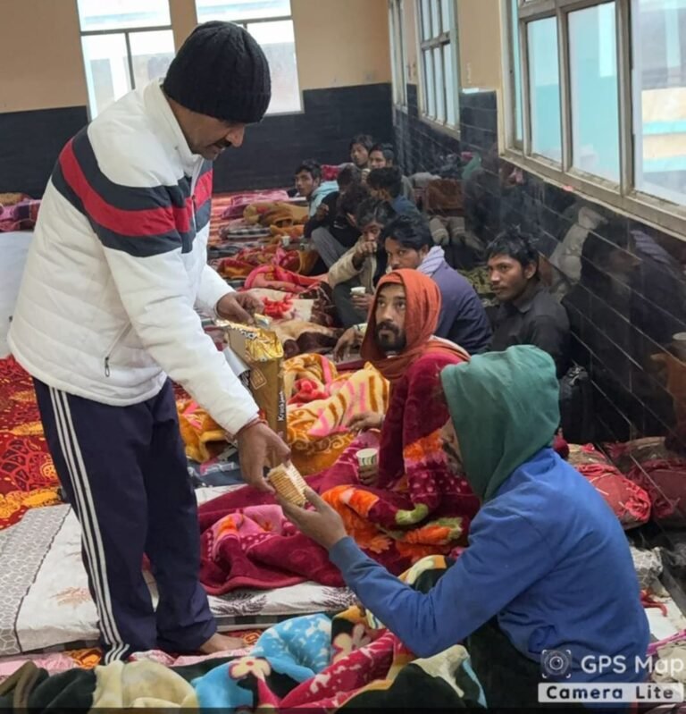 Greater Noida शहर में जगह-जगह गरीब असहाय लोगों के लिए रैन बसेरा बनाए गए खाद्य सामग्री वितरित की