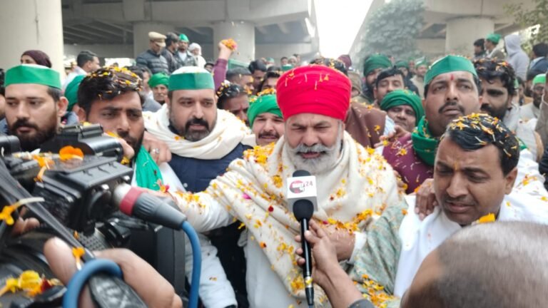 Greater noida में महापंचायत में पहुंचे राकेश टिकैत 7 जनवरी को होगी बैठक