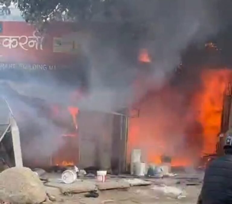 Greater noida में फर्नीचर मार्केट के सामने एक दुकान में अचानक लगी भीषण आग