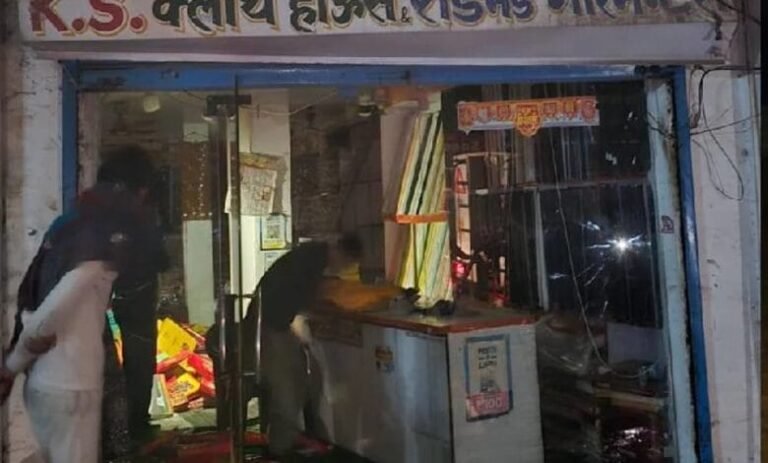 Noida रेडीमेड गारमेंट्स की दुकान में अचानक लगी भीषण AAG महिला की मौत