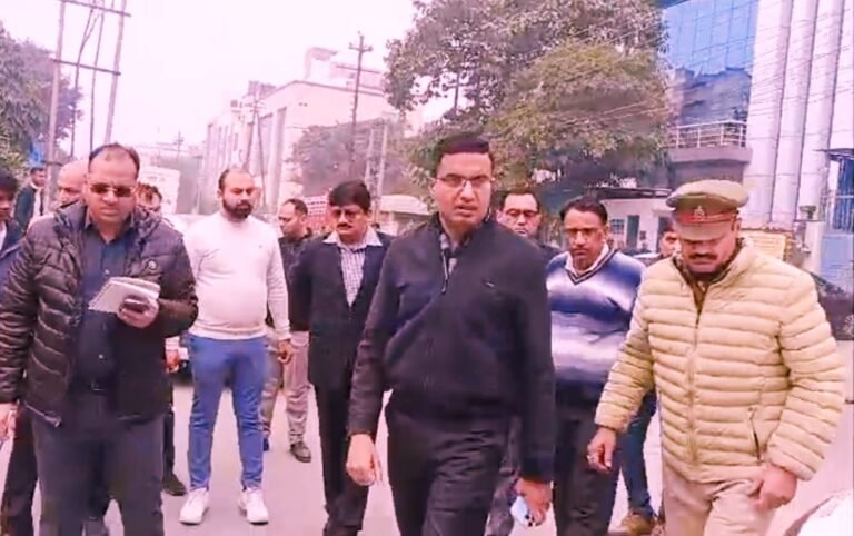 CEO डॉ.लोकेश एम ने Noida के कई क्षेत्रों में किया निरीक्षण, मिली कई खामियां