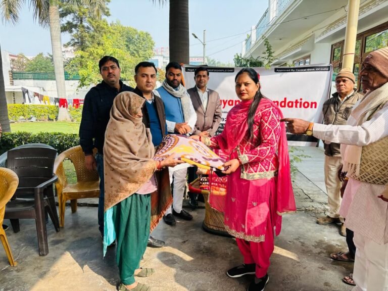 Greater noida गरीब एवं असहाय लोगों को ठंड से बचाने के लिए कामायनी फाउंडेशन प्रयासरत