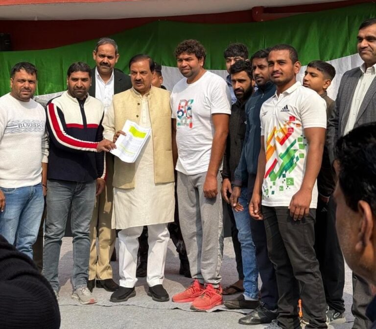 Noida ग्रामवासियों ने की सांसद से खेल मैदान को विकसित कराने की मांग