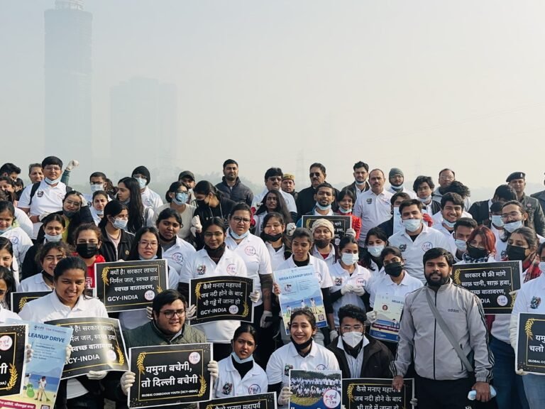 Yamuna को निरंतर स्वच्छ कर रहा  वाई एस एस फाउंडेशन उठाया 6 टन वेस्ट