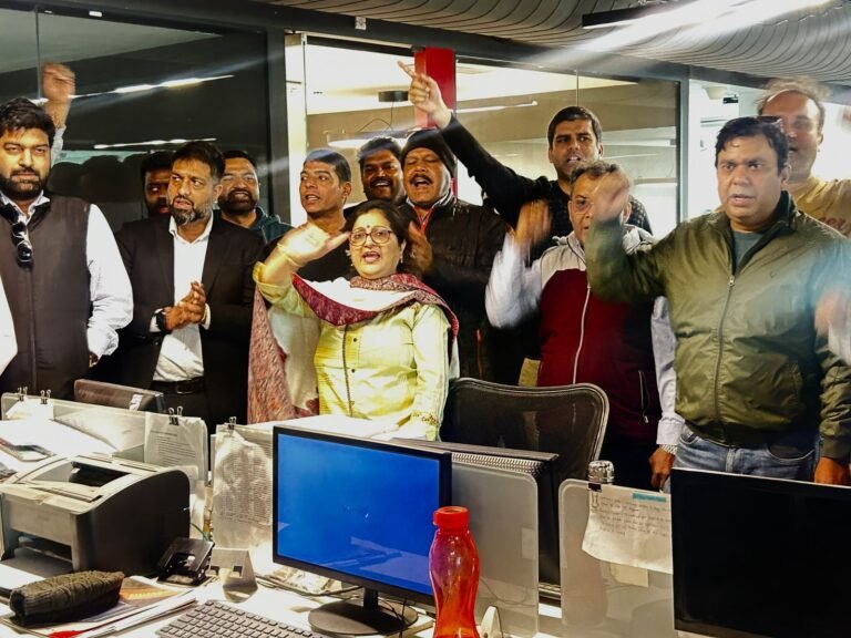 Noida लंबित रजिस्ट्री एवं सोसाइटी की समस्याओं को लेकर Supertech आर पी  के खिलाफ रेजिडेंट का फूटा गुस्सा