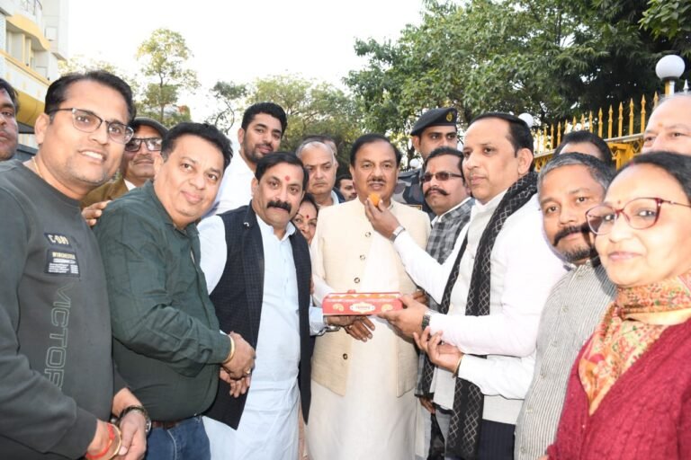 Noida ,greater noida में BJP कार्यकर्ताओं ने ढोल- नगाड़ों के बीच नाच गाकर खुशी मनाई