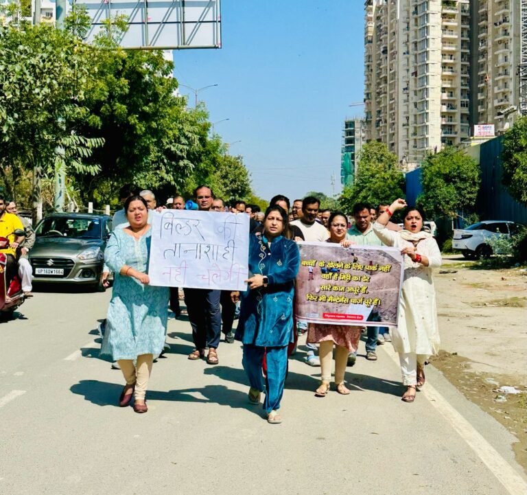 Greater noida अजनारा होम सोसाइटी के निवासियों ने अपने बिल्डर के खिलाफ जमकर विरोध प्रदर्शन किया