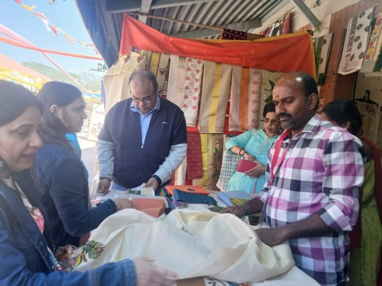 Noida सरस मेले में सभी राज्यों के हस्तनिर्मित उत्पादों की हो रही बंपर सेल