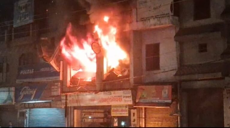 Dadri में एक इलेक्ट्रॉनिक के शोरूम में अचानक लगी भीषण आग