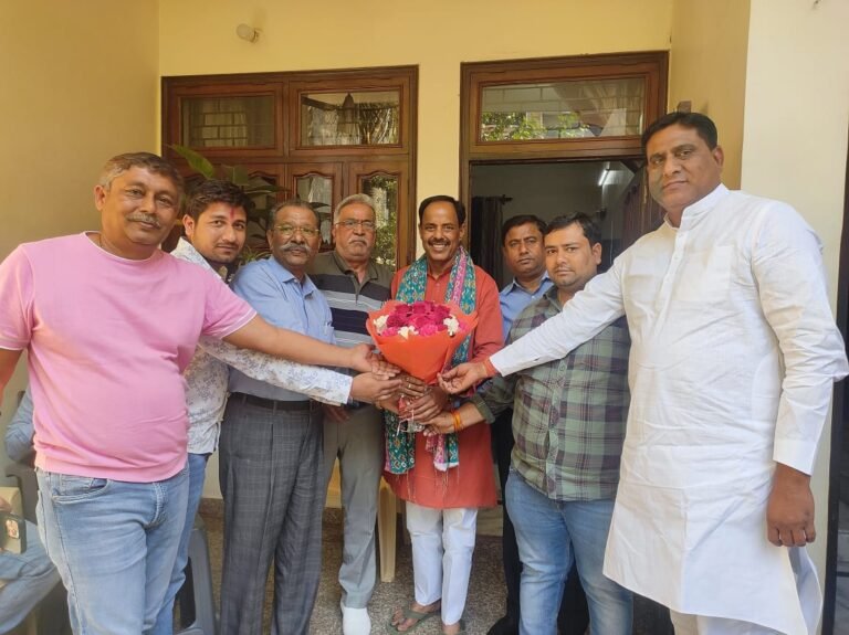 Noida महानगर के नव नियुक्त भाजपा अध्यक्ष महेश चौहान को बुके भेंटकर जोरदार स्वागत किया।
