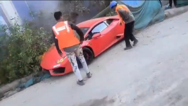 Noida तेज रफ्तार लेम्बोर्गिनी कार ने दो मजदूरों को मारी टक्कर