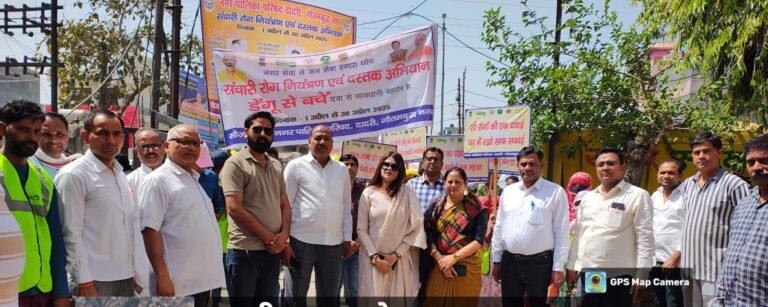 Dadri शालिनी गुप्ता द्वारा हरी झंड़ी दिखा कर संचारी रोग और दस्तक अभियान की रैली पालिका कार्यालय से निकाली गई