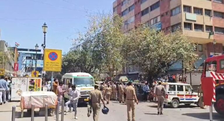 Noida सेक्टर 18 में लगी भीषण आग दफ्तर और शोरूम के शीशे तोड़कर नीचे कूदे लोग