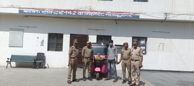 Greater Noida Expressway आटो में स्टंट कर रहे दो युवकों का वीडियो सोशल मीडिया पर वायरल