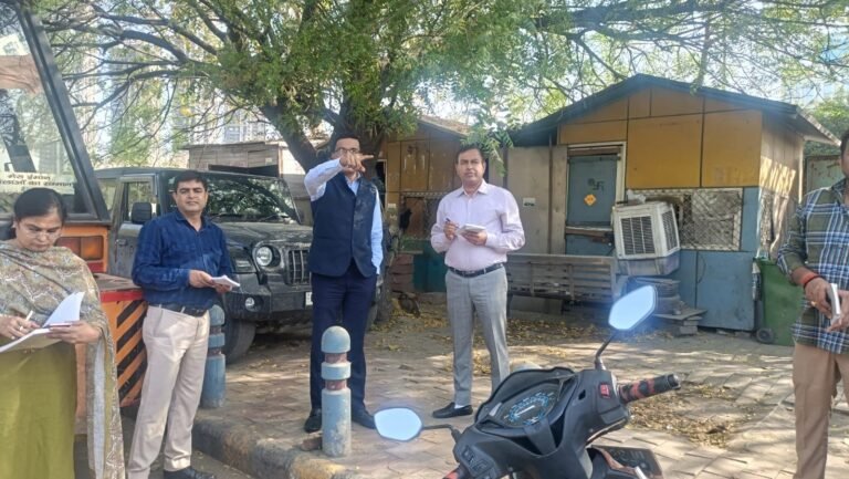 Noida Authority के मुख्य कार्यपालक अधिकारी महोदय डॉ० लोकेश एम० द्वारा नौएडा-ग्रेटर नौएडा एक्सप्रेस-वे का भ्रमण किया गया