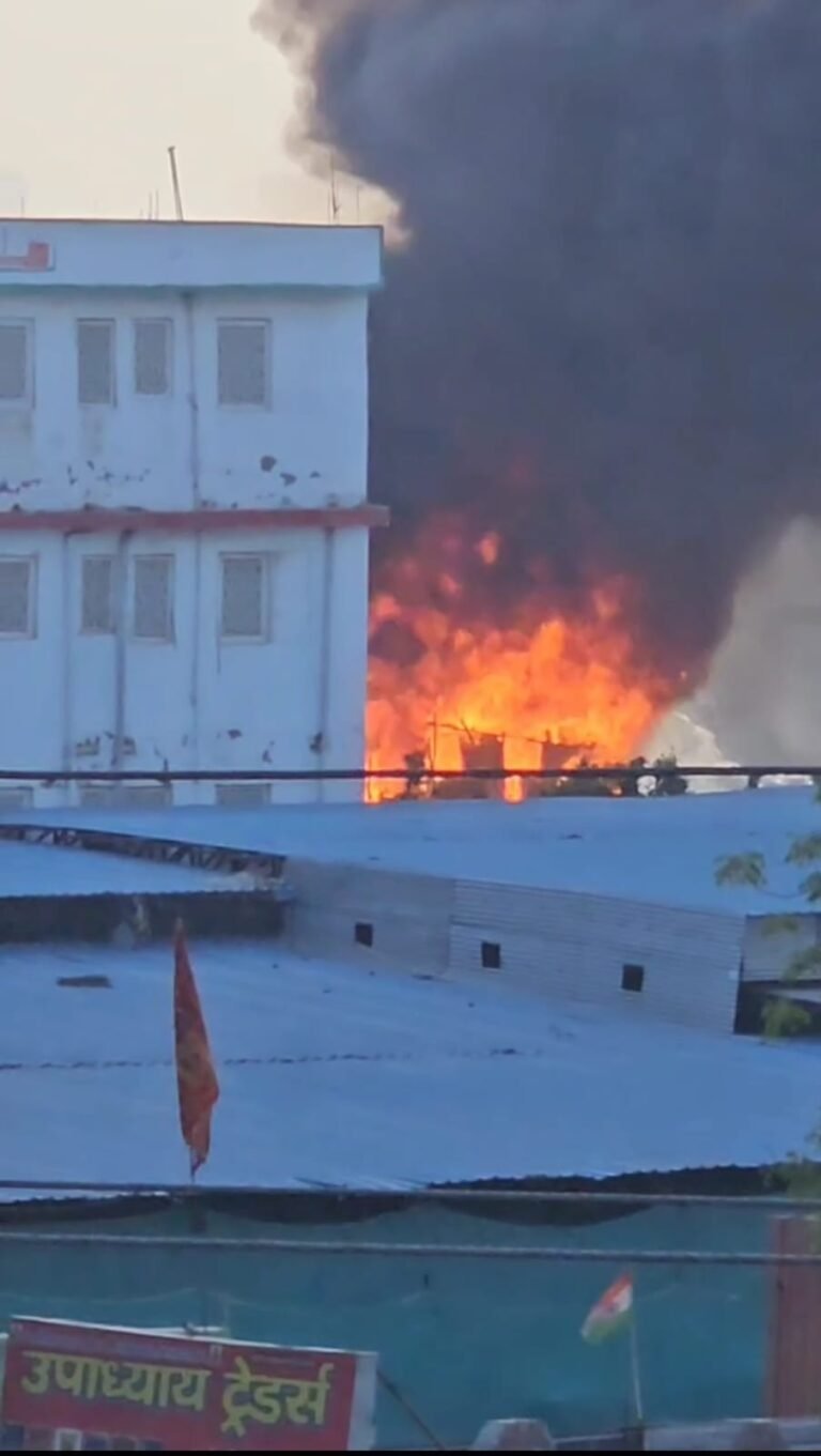 Noida बहलोलपुर चोटपुर कॉलोनी में कबाड़ के गोदाम में भीषण आग