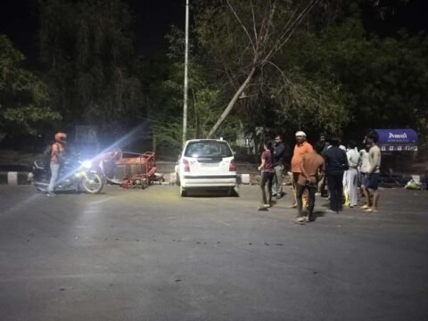Greater noida में सड़क हादसा आइसक्रीम ठेले से टकराई कार