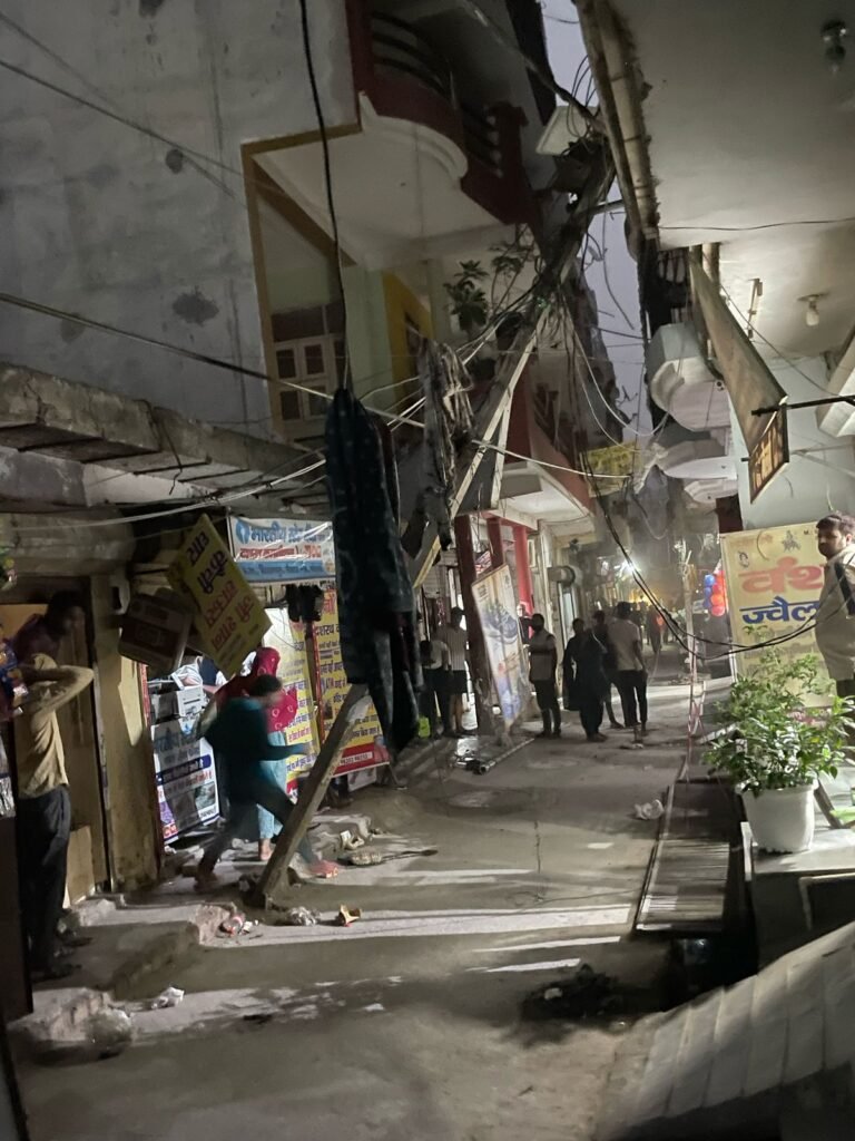 Noida बिजली विभाग के कारण बिशनपुरा में कभी भी हो सकता है बड़ा हादसा