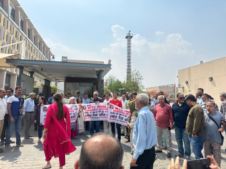 Greater noida बिल्डर के खिलाफ खरीदारों ने हल्ला बोल प्रदर्शन किया