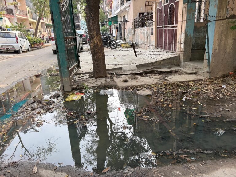 Greater noida के सेक्टर बीटा वन में सीवर ओवरफ्लो से हाहाकार निवासियों ने की तत्काल कार्रवाई की मांग