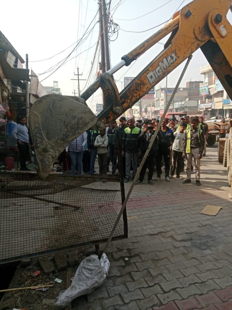 नगर पालिका परिषद Dadri द्वारा अस्थायी अतिक्रमण को हटाने की कार्यवाही की गयी