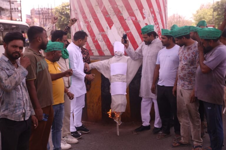 Noida :पहलगाम में हुए आतंकी हमले के विरोध में भारतीय किसान संगठन ने आतंकियों का पुतला फूंका