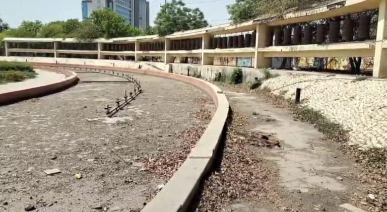 Greater noida घंटा गोल चक्कर पर लगे फव्वारों की दुर्दशा और बदहाली ग्रेटर नोएडा प्राधिकरण के हॉर्टिकल्चर डिपार्टमेंट की लापरवाही को उजागर कर रही है